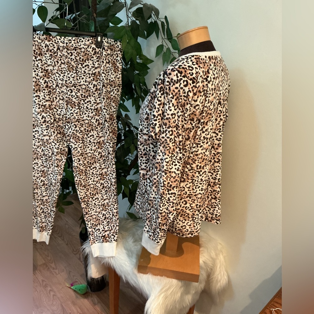 Cuddl Duds Leopard Print Pajama Set - Picture 5 of 11